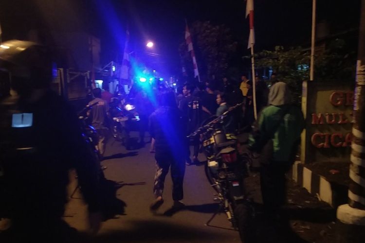 Tim Maung Galunggung Polresta Tasikmalaya, Jawa Barat, mengevakuasi remaja tersungkur di jalan kampung usai menantang warga dengan menggeber knalpot motor bisingnya bersama rekan-rekannya di Cicantel, Tamansari, Kota Tasikmalaya, Minggu (14/8/2022) dini hari.