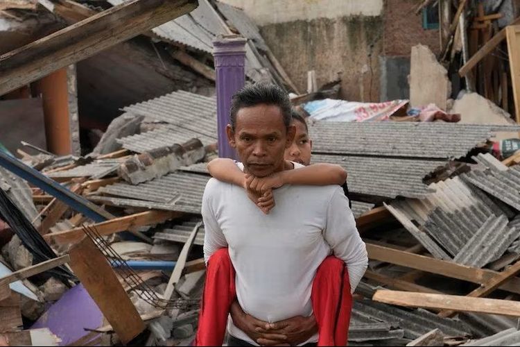 Sekitar 13 persen dari seluruh rumah di Indonesia memiliki atap yang terbuat dari asbes putih.