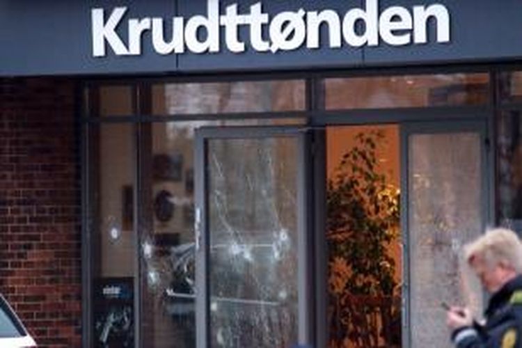 Sejumlah lubang peluru terlihat di kaca jendela kafe Krudttoenden, Kopenhagen, Denmark setelah beberapa orang melepaskan tembakan saat sebuah diskusi tentang kebebasan berpendapat digelar oleh seorang seniman kontroversial Swedia.