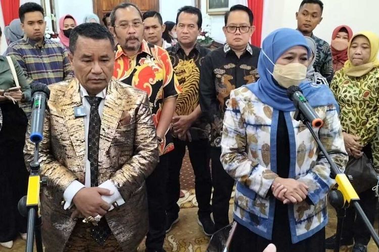 Pengacara Hotman Paris Hutapea bertemu Gubernur Jatim Khofifah Indar Parawansa di Gedung Negara Grahadi Surabaya, Sabtu (24/9/2022).