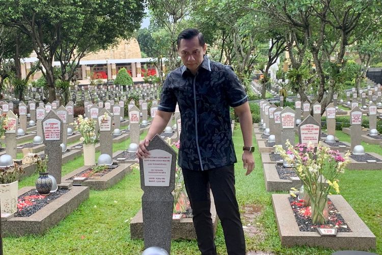 Ketua Umum Partai Demokrat Agus Harimurti Yudhoyono (AHY) saat berziarah ke makam sang ibunda, Ani Yudhoyono di Jakarta, Minggu (1/1/2023).