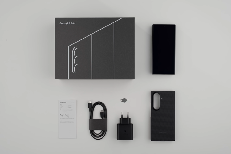 Isi kotak kemasan Samsung Galaxy Z TriFold.