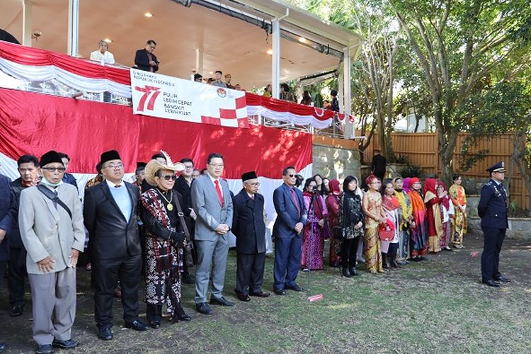 Setelah sempat ditiadakan sejak pandemi Covid-19 melanda, upacara bendera peringatan HUT RI kembali diselenggarakan KJRI Sydney (17/08/2022). Bertempat di Wisma Indonesia, Sydney, upacara diikuti puluhan masyarakat dan diaspora Indonesia secara antusias.