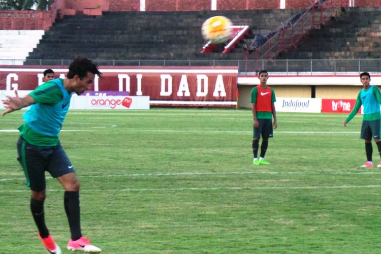 Penyerang Ezra Walian menyundul bola dalam pemusatan latihan timnas Indonesia U-22 di Stadion Kapten I Wayan Dipta, Gianyar, Selasa (23/5/2017). 