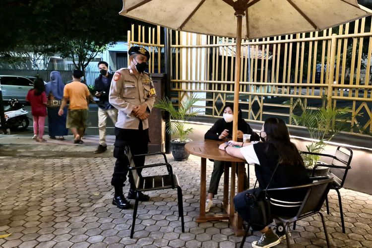 Personel gabungan melakukan patroli operasi yustisi di sejumlah cafe di Kota Blitar yang sedang menjalankan uji coba PPKM level 1, Minggu malam (17/10/2021)
