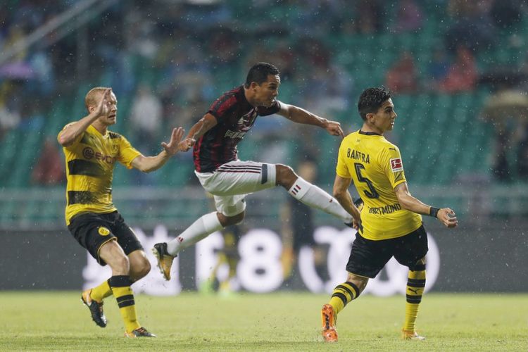 Striker AC Milan, Carlos Bacca (tengah), melepaskan tembakan saat laga pramusim International Champions Cup 2017 di Stadion University Town Main, China, Selasa (18/7/2017).