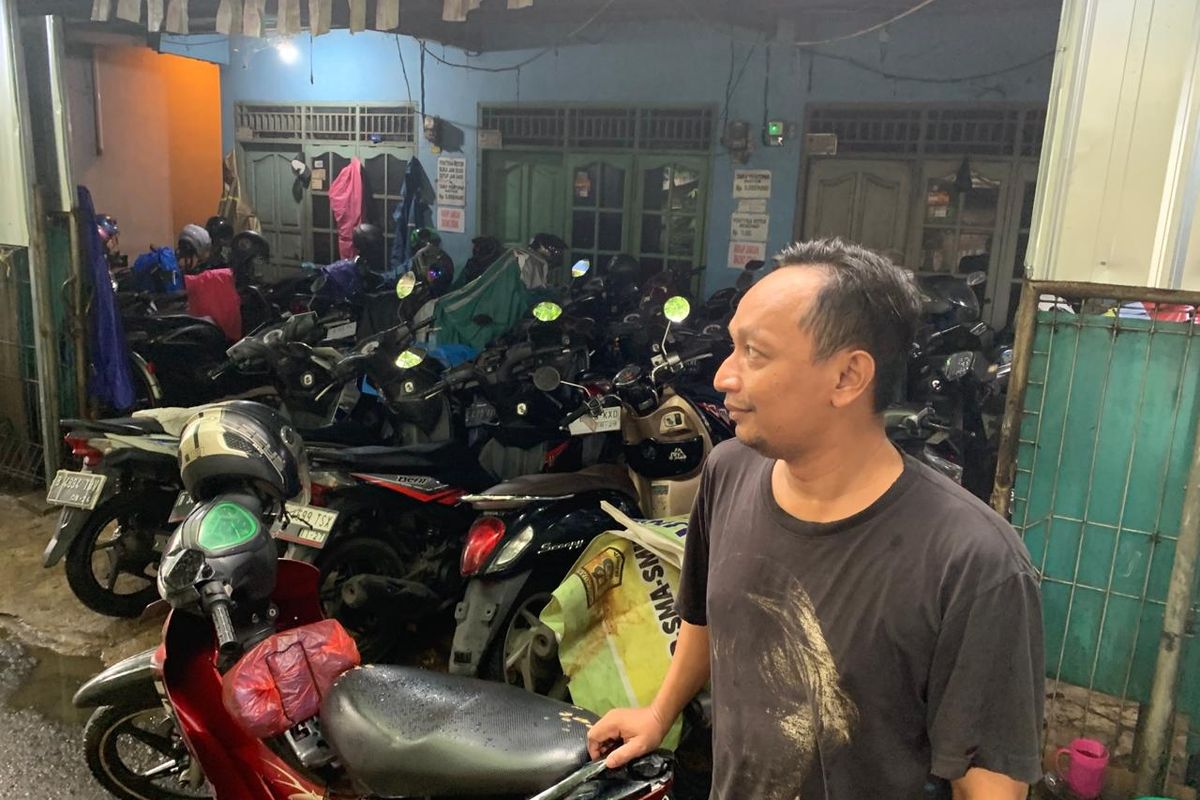 Halaman rumah Abdul Kodir (42) di tepi Jalan Raya Stasiun Cakung, Bintara, Jakarta Timur, terlihat penuh dengan motor yang terparkir pada Senin (29/1/2024). 