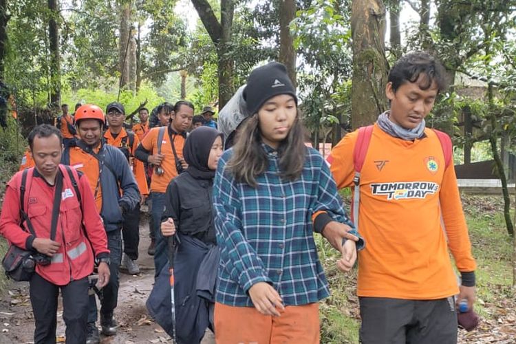 Pendaki asal Jakarta saat dievakuasi karena mengalami hipotermia di Gunung Lawu, Karanganyar, Jawa Tengah, Senin (8/11/2021).