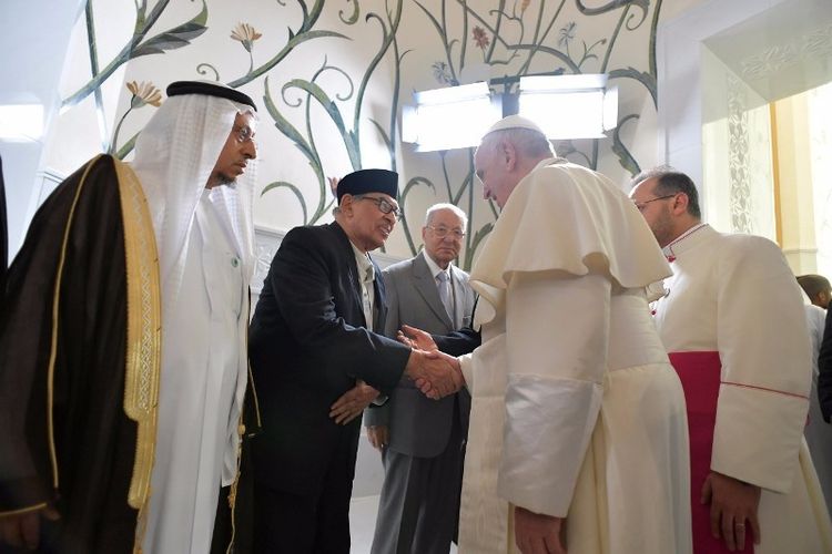 Ulama dan pakar tafsir Al-Quran asal Indonesia Quraish Shihab berjabat tangan dengan Paus Fransiskus dalam pertemuan Pertemuan Persaudaraan Manusia di Uni Emirat Arab, Senin (4/2/2019). (Majelis Hukama)