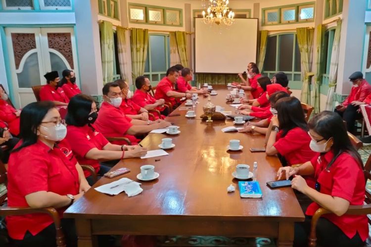 Rapat tiga pilar DPC PDI-P Solo di Rumah Dinas (Rumdin) Wakil Wali Kota Solo, Jawa Tengah, Rabu (6/4/2022) malam.