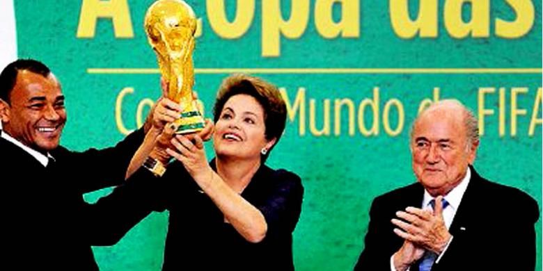 Mantan kapten tim nasional Brasil, Cafu, dan Presiden Brasil Dilma Rousseff mengangkat trofi Piala Dunia di samping Presiden FIFA Joseph Blatter (dari kiri ke kanan), di Brasil, Selasa (2/6).