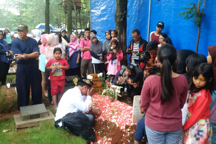 Para warga datang ke makam Julia Perez di TPU Pondok Ranggon, Jakarta Timur, pada Minggu (11/6/2017). 