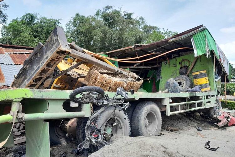 Truk pembawa alat berat menabrak 8 kendaraan, garasi rumah warga hingga pejalan kaki, Minggu (9/4/2023) di Tanah Datar.