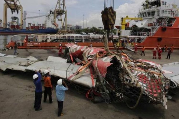 Bangkai pesawat AirAsia QZ8501 yang berhasil diangkat dalam operasi lanjutan oleh tim SAR gabungan diturunkan dari kapal Crest Onyx di Pelabuhan Tanjung Priok, Jakarta, Senin (2/3/2015).