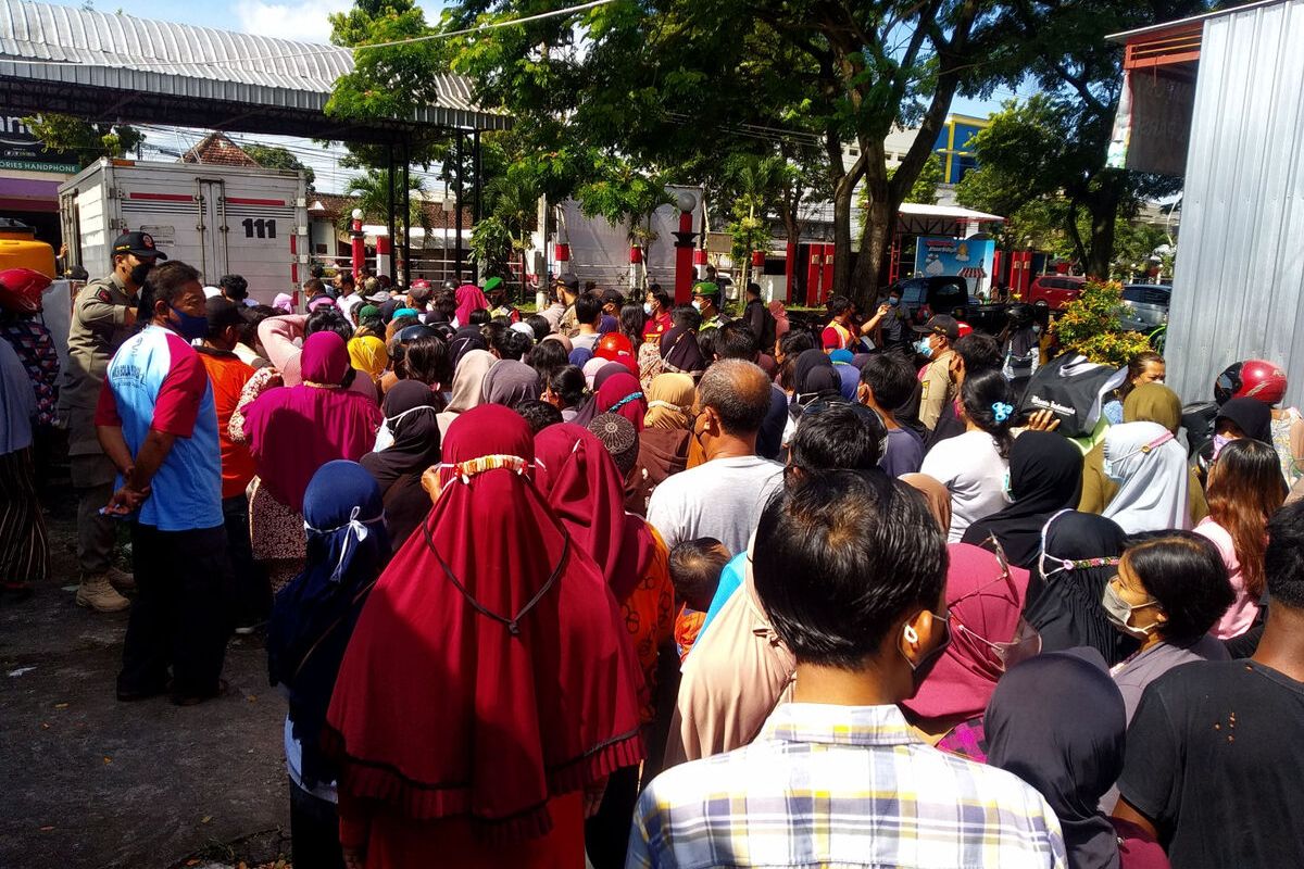 Ratusan warga mengantre minyak goreng pada operasi pasar di Pasar Pon Kota Blitar, Rabu (23/2/2022)