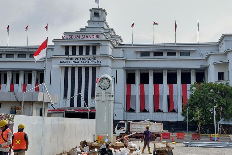 Sebuah tugu jam berdiri tegak di antara pekerjaan revitalisasi di seberang Museum Mandiri, Kota Tua Jakarta, Senin (22/8/2022).