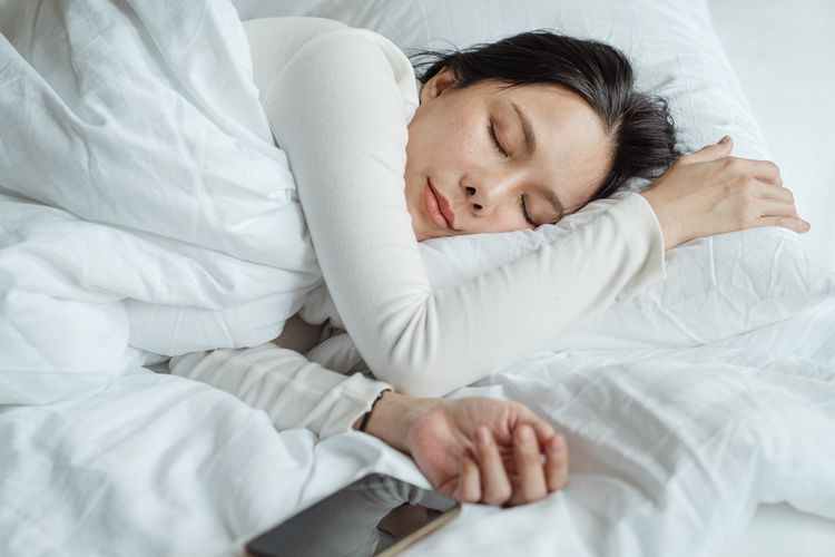 Ilustrasi bagaimana posisi tidur saat nyeri haid?