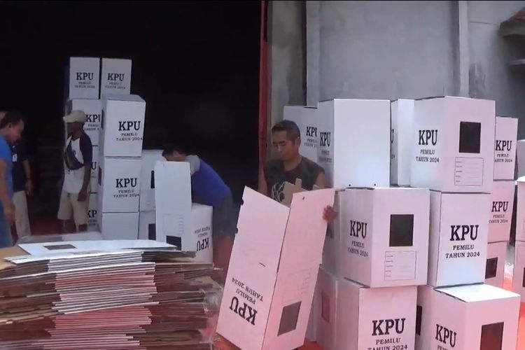 Warga Kabupaten Kebumen Jawa Tengah Sedang merakit kotak suara untuk Pemilu 2024
