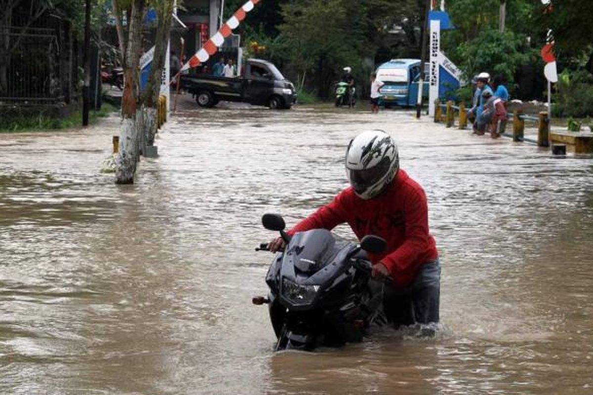 Daerah Sumompo, Kota Manado kembali terendam banjir akibat hujan yang tidak berhenti sejak Sabtu (28/12/2013) subuh.
