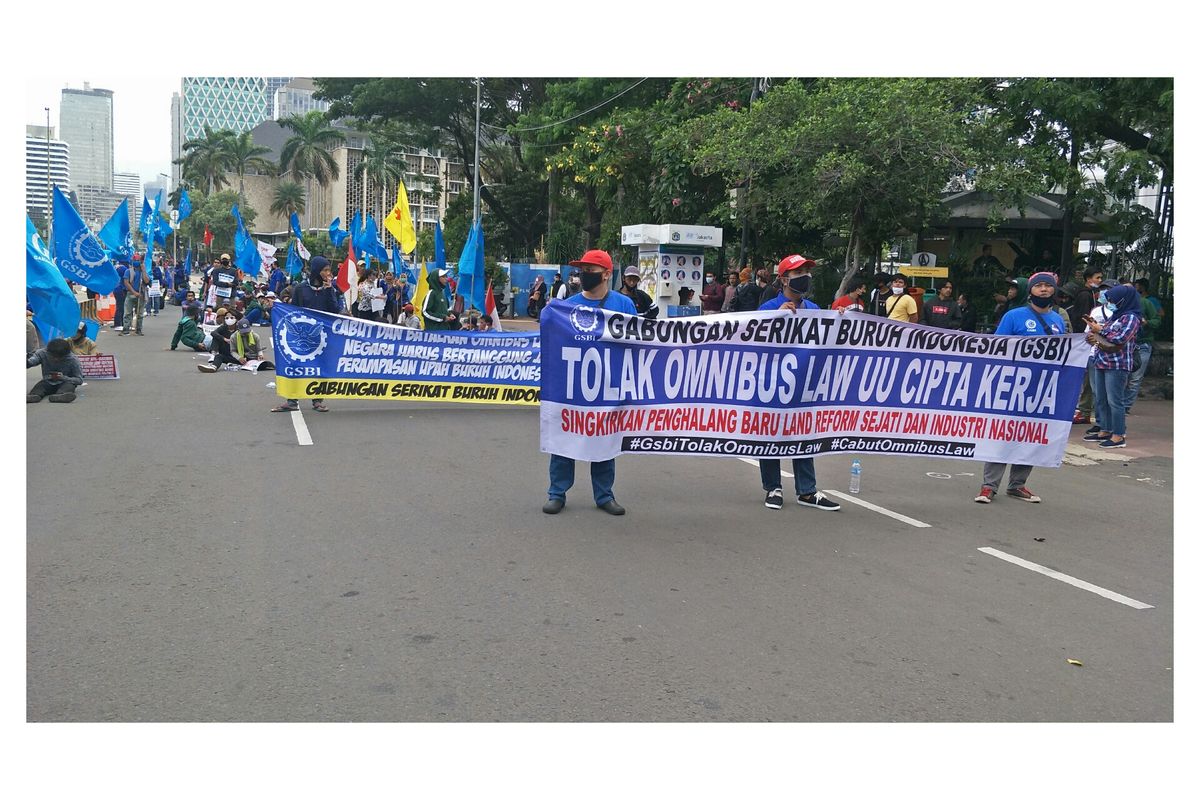 Aksi unjuk rasa massa buruh di kawasan Patung Kuda tepatnya di depan kantor Indosat, Jalan Merdeka Barat, Jakarta Pusat, Selasa (20/10/2020).