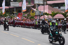 Jokowi Naik Motor ke Lokasi Peresmian Pantai Bebas Parapat