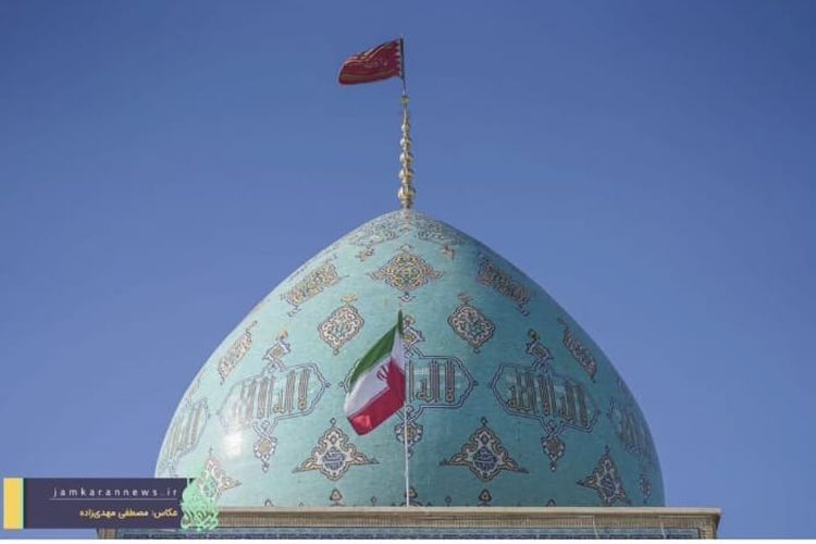Bendera merah bertuliskan ?Ya latharat al-Husayn? berkibar di atas kubah pirus Masjid Jamkaran, Qom, menyusul laporan wafatnya Pemimpin Tertinggi Iran Ayatollah Ali Khamenei.