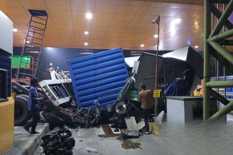 Kecelakaan di Gerbang Tol Ciawi 2, Jagorawi, Kota Bogor, Jawa Barat, Kamis (4/9/2025).