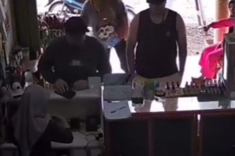 Dua WNA Kuras Uang Kasir Toko di Padang Pariaman, Polisi Selidiki Dugaan Hipnotis