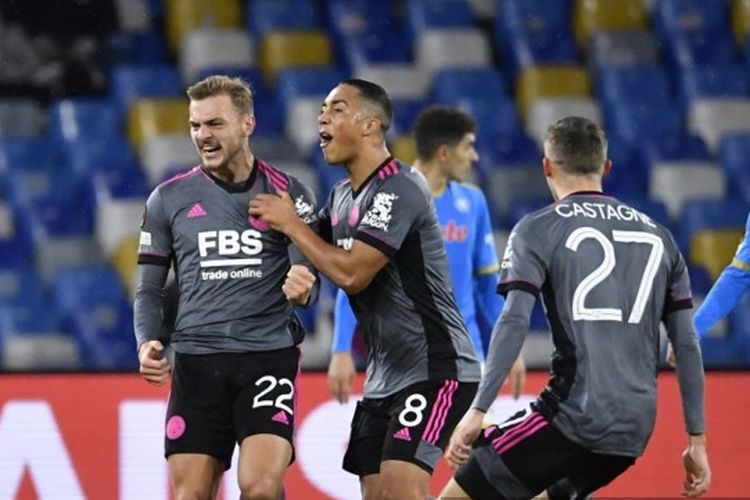 Gelandang Leicester City, Kiernan Dewsbury-Hall, berselebrasi usai mencetak gol ke gawang Napoli di Stadion San Paolo pada Grup C Liga Europa 2021-2022.