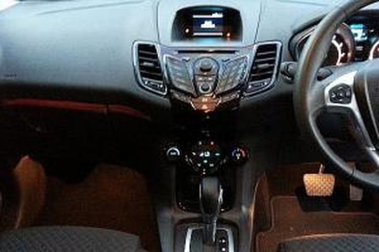 Menjelajah Di Ruang Kabin Fiesta Ecoboost Plafon interior ford fiesta