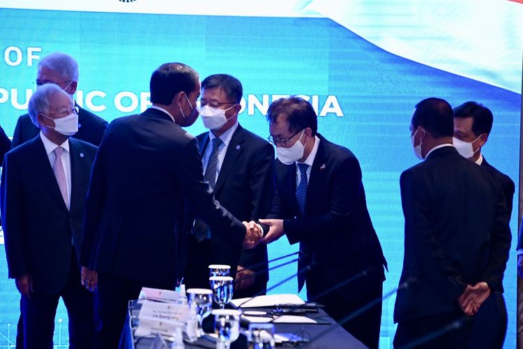 Presiden Joko Widodo menyalami sejumlah CEO perusahaan Korea Selatan dalam pertemuan di Lotte Hotel, Seoul, Kamis (28/7/2022) pagi waktu setempat.
