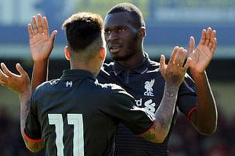 Christian Benteke mencetak satu gol saat Liverpool menghadapi Swindon, Minggu (2/8/2015). 