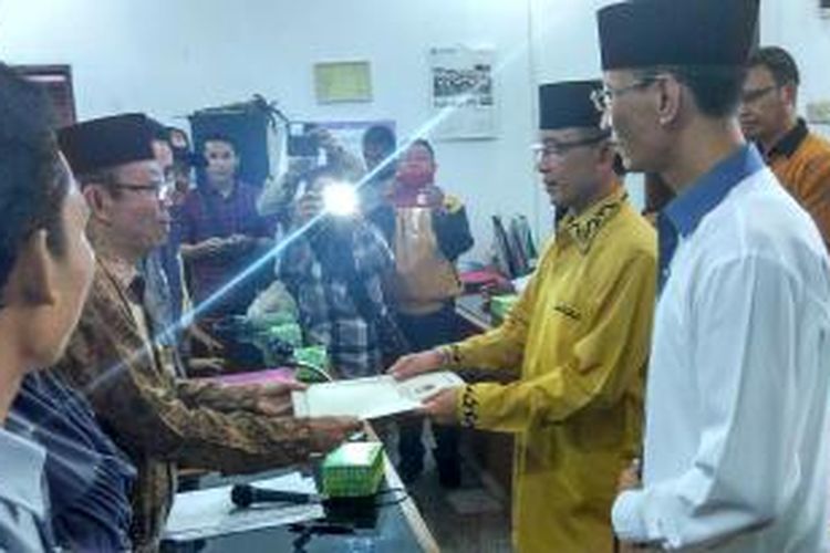 KPU Mataram menyerahkan berkas dukungan kepada Partai Golkar.