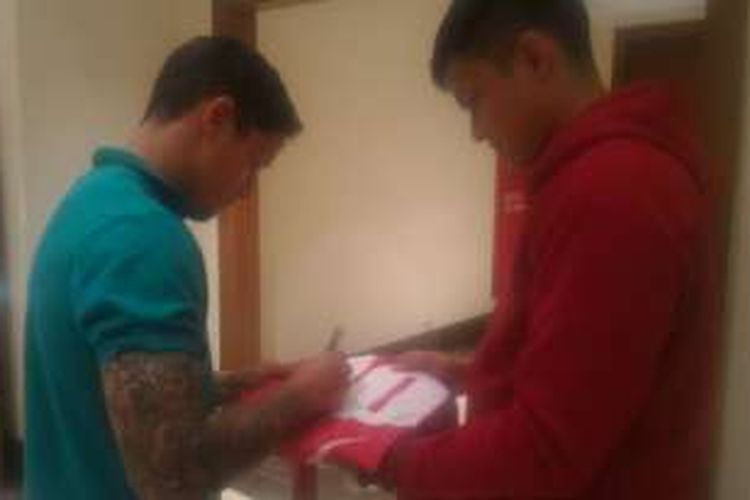 Irfan Bachdim menandatangani seragam Persema Malang musim 2011 di Hotel Aryaduta, Tangerang, Senin (14/11/2016).