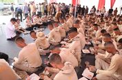 Hangat dan Sederhana, Momen Makan Siang Mendagri bersama Praja IPDN di Tengah Tugas Kemanusiaan