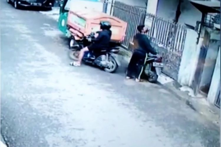 Rekaman kamera CCTV yang menampilkan aksi pencurian motor di Jalan Kebon Sayur, Kelurahan Bidara Cina, Kecamatan Cakung, Jakarta Timur, Selasa (15/2/2023).
