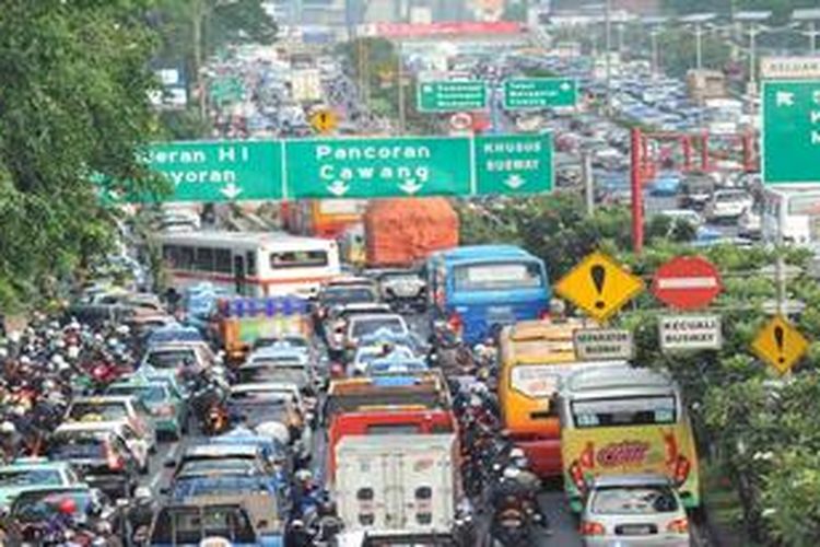Kian hari kemacetan di jalan raya di Kota Jakarta semakin tak terkendali. Seringnya kemacetan terjadi saat pagi dan sore hari, seperti yang terjadi di Jalan Jenderal Gatot Soebroto, Gelora, Jakarta, Selasa (9/4/2013). Study on Integrated Tranportation Master Plan Phase II (SITRAMP II) memprediksi  Jakarta akan didera kerugian materil hingga Rp 65 Triliun Per Tahun pada 2020 jika tidak berhasil mengurainya. 