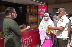 Ketika Emak-emak Rela Antre dan Berdesakan di Tengah Cuaca Panas demi Mendapat Minyak Goreng