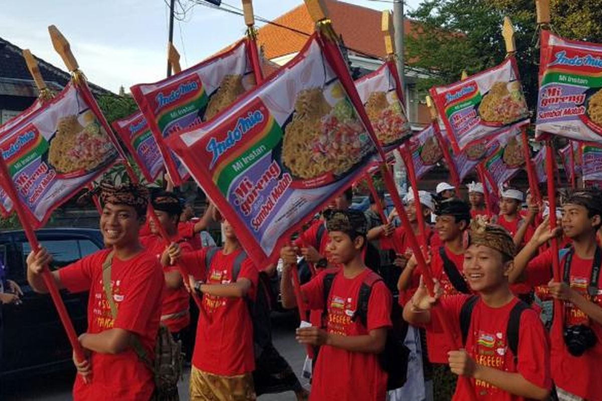 Salah satu produsen mie instan terbesar di Indonesia, Indomie, merilis varian rasa sambal matah dalam bentuk mie goreng. 