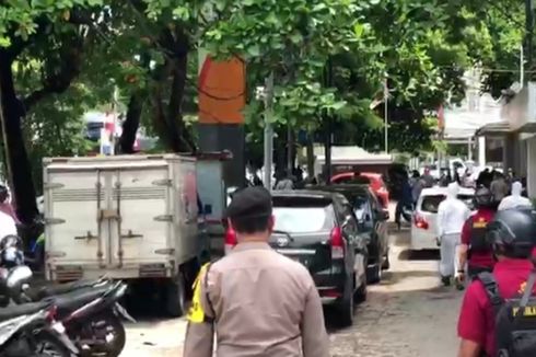 Cara Unik Polisi Bubarkan Kerumunan Saat PSBB di Makassar, Datangi Warga dengan APD Lengkap