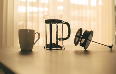 French press bisa digunakan untuk membuat sari buah yang bebas ampas.