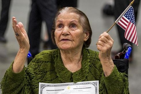 Wanita Iran Berusia 99 Tahun Resmi Jadi Warga AS