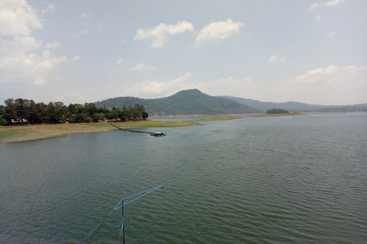 Pemandangan di Waduk Dharma, Kuningan, Jawa Barat, Selasa (16/10/2018). Tampak dua pulau di sisi kiri hingga tengah waduk sudah menyatu. Hal itu menandai surutnya permukaan air waduk.