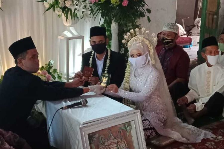 Dokumentasi pernikahan Ponari dengan Aminatus Zuroh, di rumah mempelai perempuan di Desa Sukosari, Kecamatan Jogoroto, Kabupaten Jombang, Jawa Timur. (KOMPAS.COM/DOK. PRIBADI)