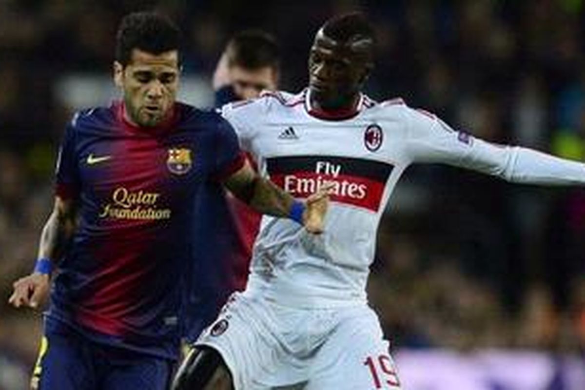 Penyerang muda AC Milan, Mbaye Niang, berebut bola dengan bek Barcelona, Dani Alves, dalam leg kedua babak 16 besar Liga Champions, Selasa atau Rabu (13/3/2013) dini hari WIB. 