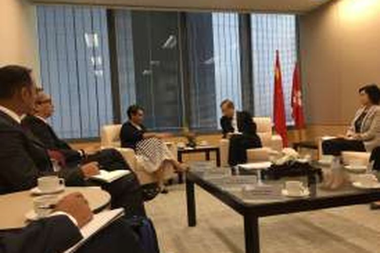 Menteri Luar Negeri Retno Marsudi Bertemu dengan Menteri Keamanan Hong Kong Lai Tung-Kwok di Hong Kong. Dalam pertemuan tersebut , kedua negara sepakat membentuk pokja untuk mengurus masalah WNI.