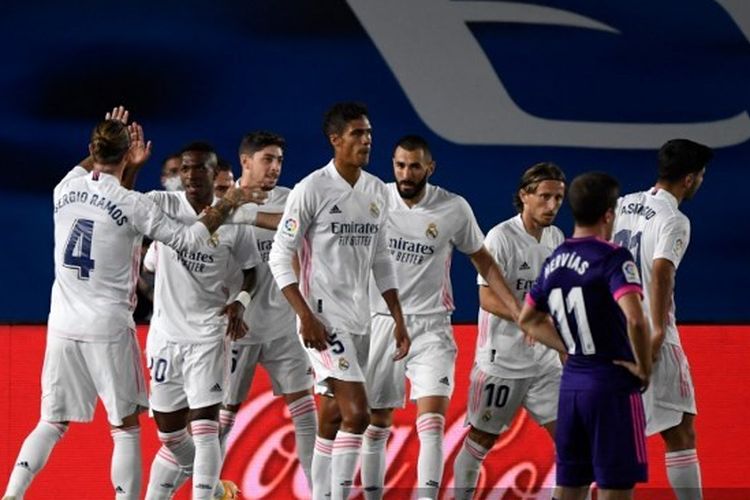 Para pemain Real Madrid merayakan gol Vinicius Junior ke gawang Real Valladolid pada laga pekan keempat Liga Spanyol di Stadion Alfredo Di Stefano, Rabu (30/9/2020) atau Kamis dini hari WIB. 