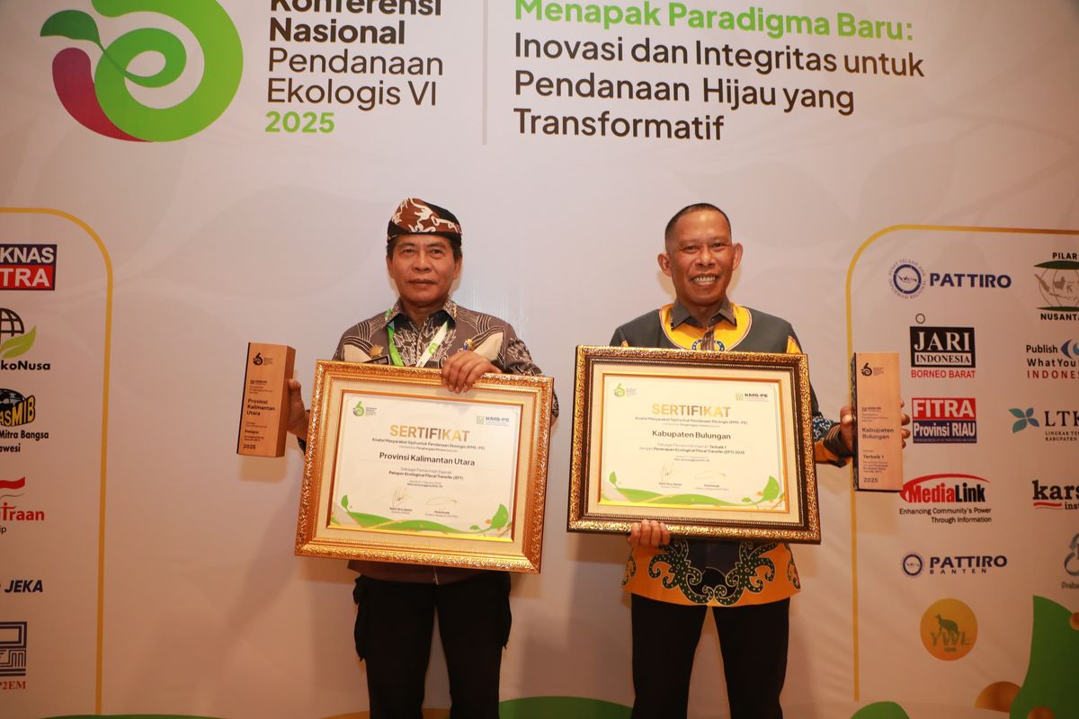 Bupati Bulungan Syarwani bersama Gubernur Kalimantan Utara Zainal Arifin Paliwang menerima penghargaan dalam Konferensi Nasional Pendanaan Ekologis VI Tahun 2025, Selasa (5/8/2025). 