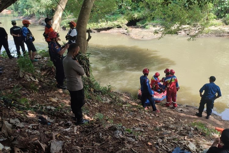 Tim SAR gabungan kembali melanjutkan proses pencarian dua anak berinisial SR (11) dan BP (8) yang hilang diduga tenggelam saat mandi di Kali Ciliwung, Minggu (15/1/2023) sore.  Peristiwa itu tepatnya terjadi di Jalan Harapan Rt. 01 RW 08 Kelurahan Lenteng Agung, Kecamatan Jagakarsa, Jakarta Selatan.