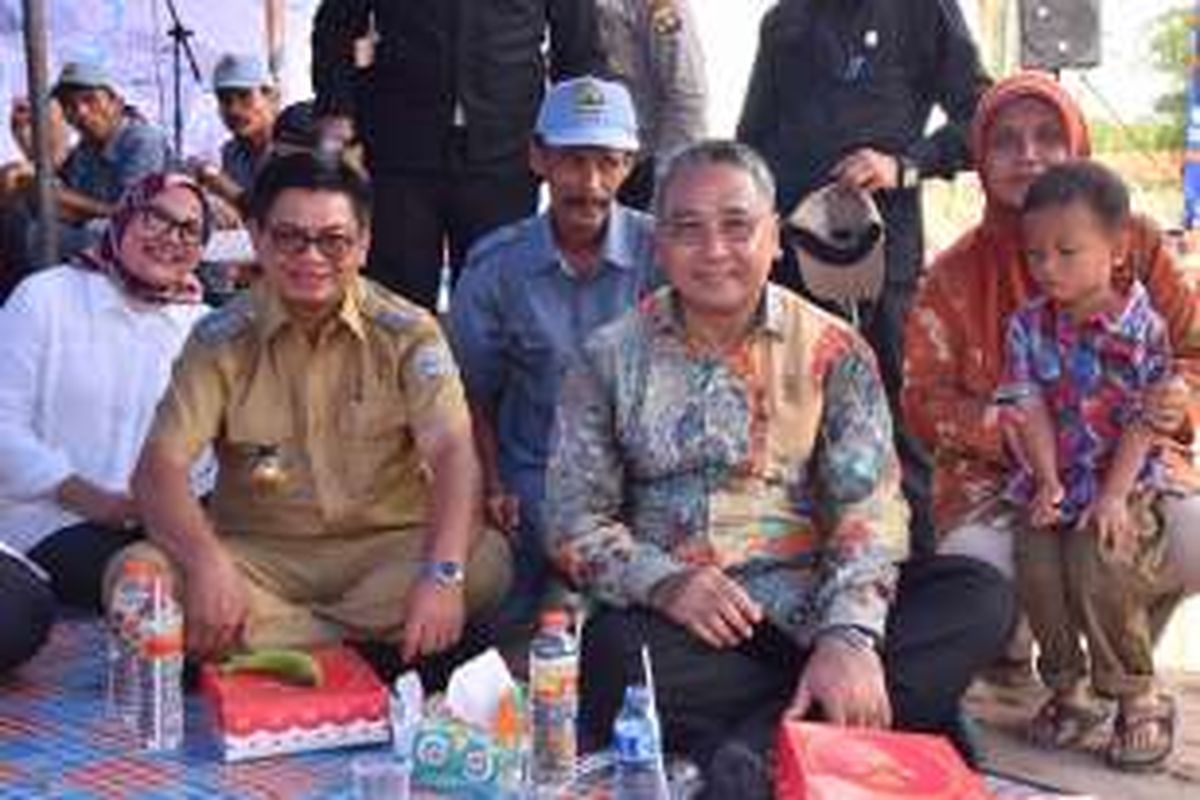 Dok Kemendesa- Mendes PDTT Eko Sandjojo saat makan bersama dengan para transmigran diDesa Sepunggur Kabupaten Bulungan Kalimantan Utara. 